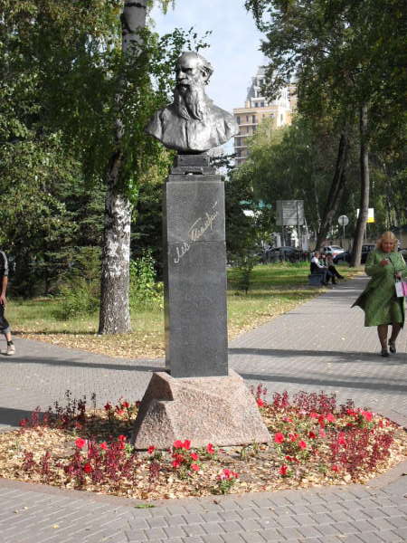 Лев Николаевич Толстой на улице имени себя